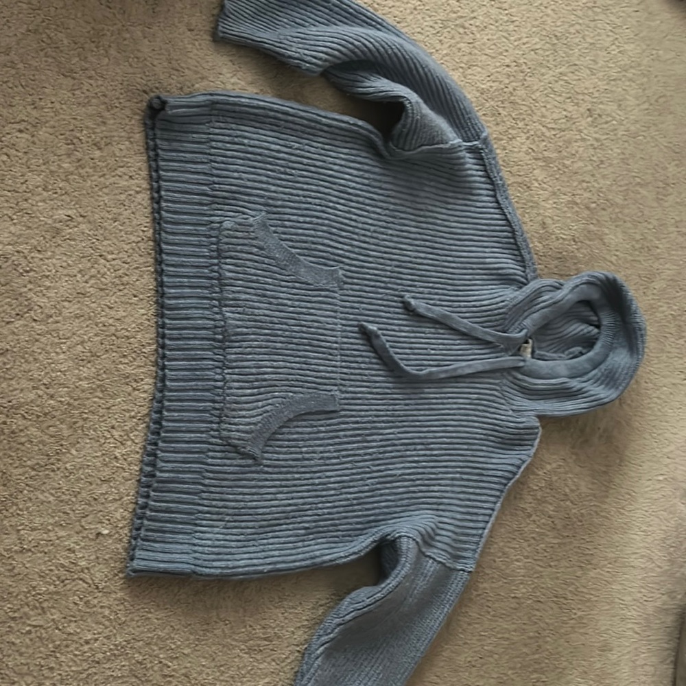 Sweater sweatshirt very thick and comfy worn a few times in very good condition.